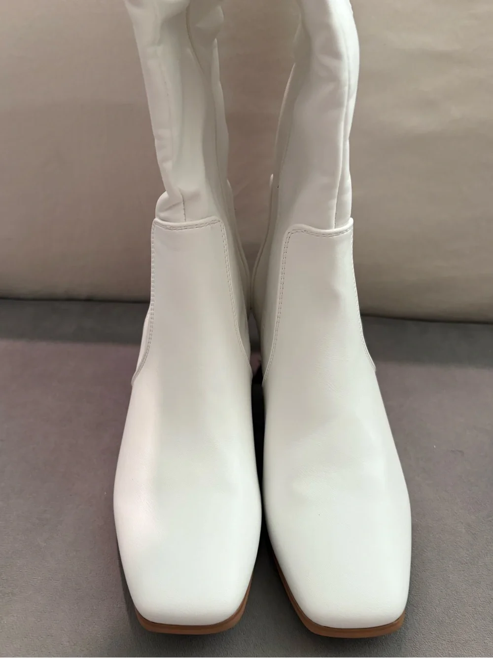 Shoe ‘N Tale Women’s White Knee-High Block Heel Boots - US 8.5